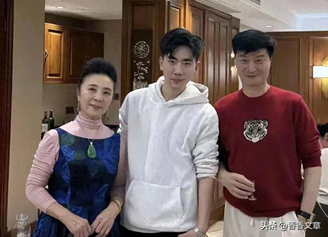 范丞丞父母山东过年,母亲戴翡翠吊坠像大牌新穿搭,二老不像70岁