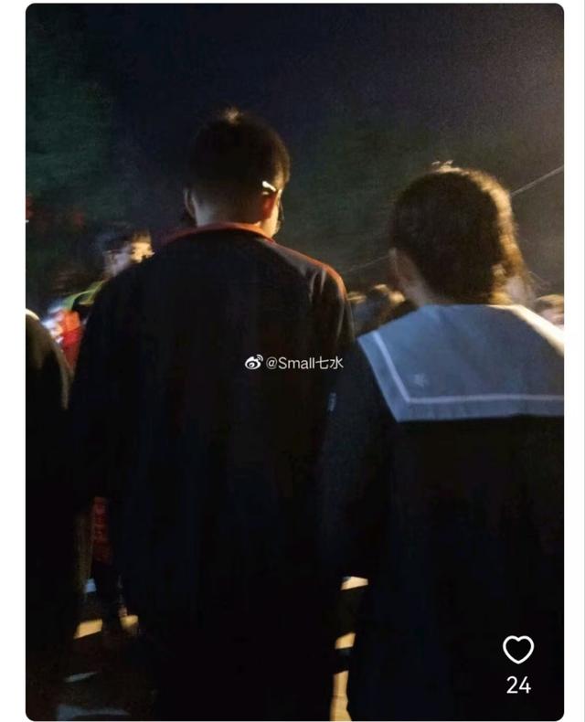 符月华有暗恋的男生,称他是“高中为数不多的光”,只能偷偷的爱