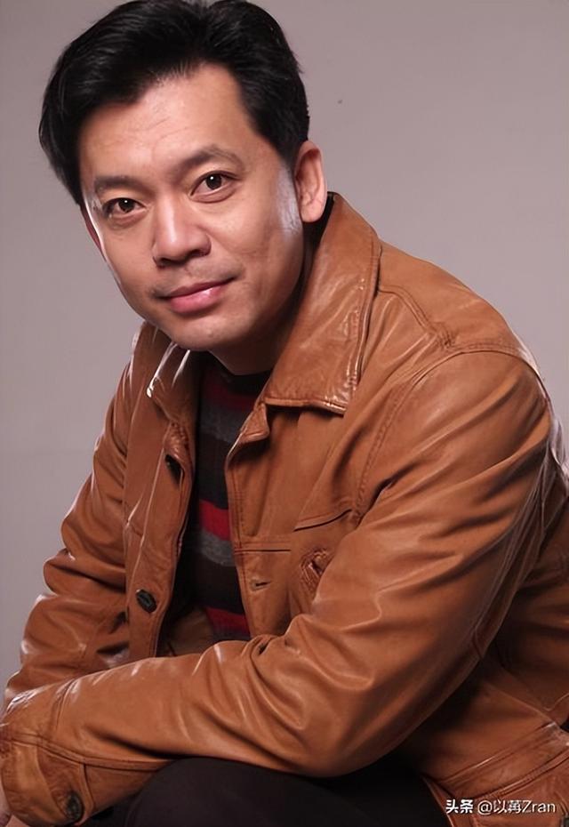 演员何政军：娶了初恋为妻，婚后生一女，如今咋样了？