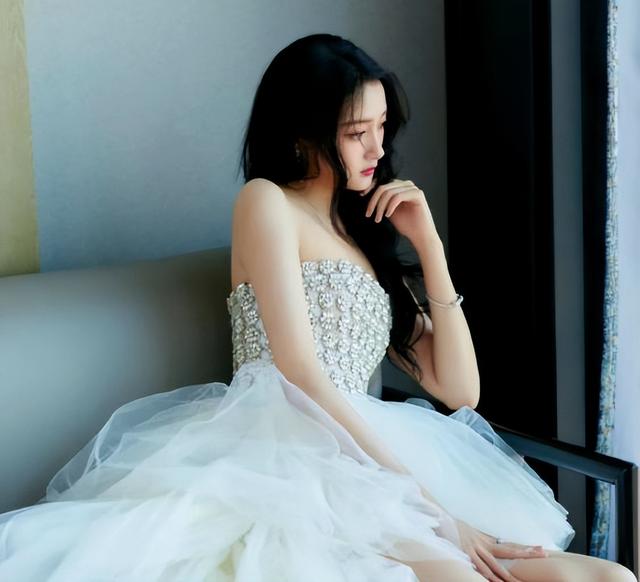 关晓彤在梁爽直播间跳瘦腿操，穿JK裙扎马步，疑似回应怀孕传闻