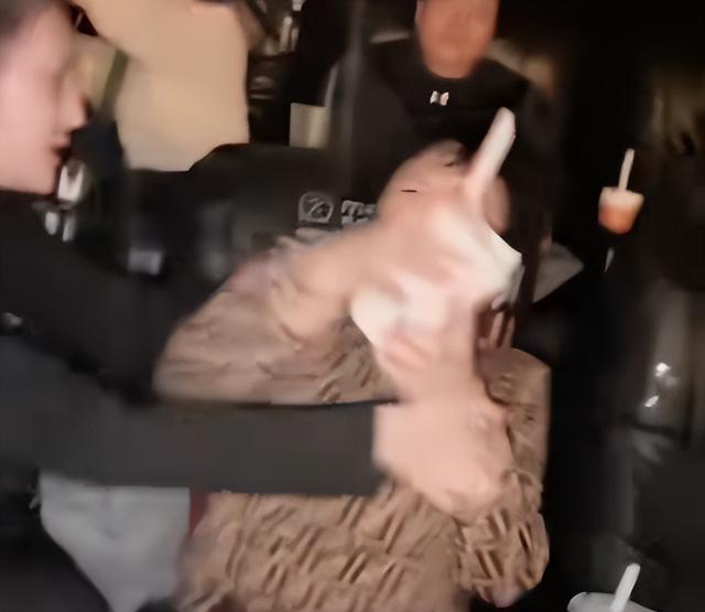 电影院大妈泼奶茶后续：期间不停说话，女子劝阻被辱骂，影院回应
