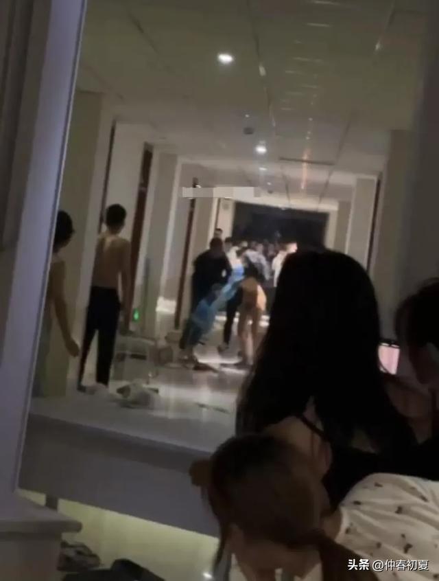 女子裸体进入男生宿舍！一丝不挂在楼道里大闹，现场画面太辣眼