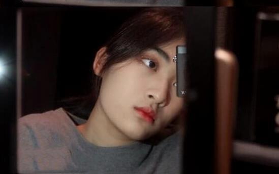 景岗山16岁女儿曝光！浓妆出镜五官像爹，戴4个耳钉被指过于早熟