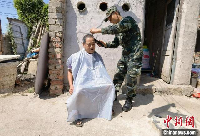 福建漳州：来自武警战士的重阳节陪伴