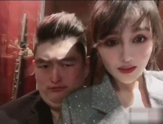 球球和妈妈直播,“蛇精脸”遭吐槽,妈妈颜值高气质超好