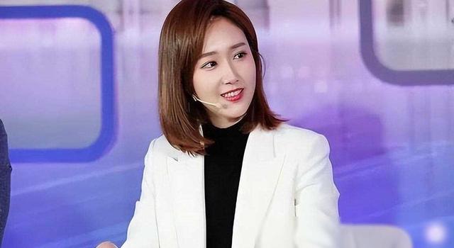 央视美女主持人王嘉宁：29岁嫁人，老公年轻帅气，爱情事业双丰