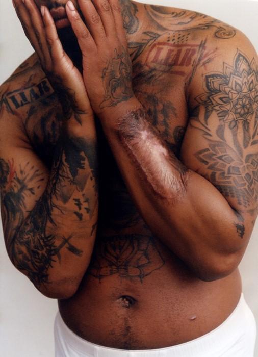 英国双性人网红兼有卵巢和睾丸，花60万再造丁丁，又用卵子生了娃