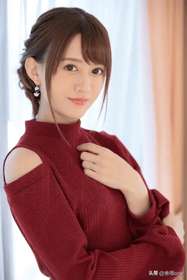 希岛爱理蓝色开叉裙：时尚界的惊艳一瞥，优雅与性感的完美碰撞