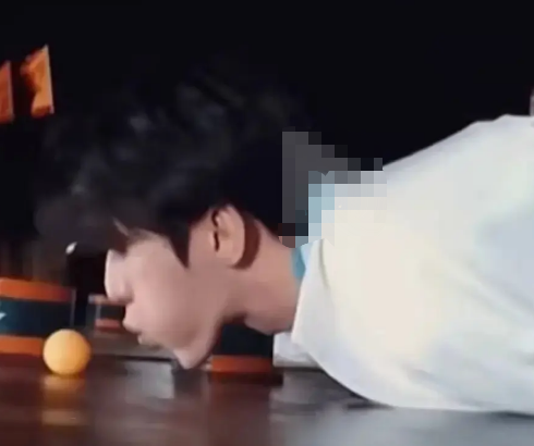 蔡徐坤颜值也崩了？下巴外翻角度显奇怪，线条诡异被指撞脸刘梓晨