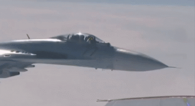 俄军图22坠毁是意外?在美军舰头上撒油玩杂技坠毁,这么爱刺激?