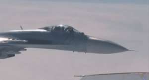 落汤鸡图片(俄军图22坠毁是意外？在美军舰头上撒油玩杂技坠毁，这么爱刺激？)