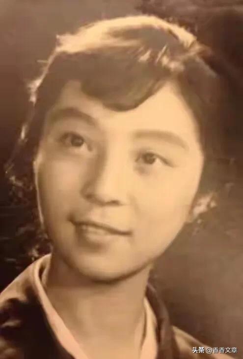 范丞丞父母山东过年,母亲戴翡翠吊坠像大牌新穿搭,二老不像70岁