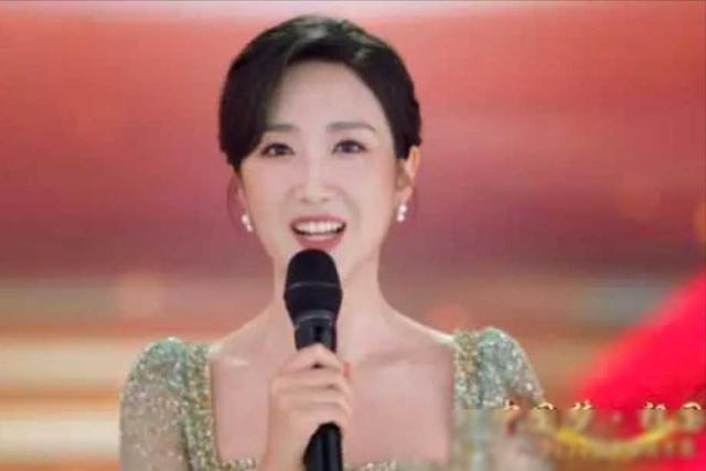 央视美女主持人王嘉宁：29岁嫁人，老公年轻帅气，爱情事业双丰