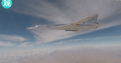 俄军图22坠毁是意外?在美军舰头上撒油玩杂技坠毁,这么爱刺激?