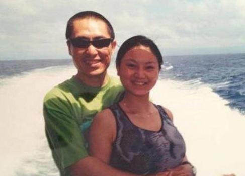 张艺谋小31岁娇妻与女儿合照，素颜出镜太显嫩，15岁小女儿清纯可爱