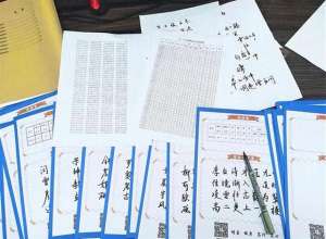 周佳怡(高中数学教师熬夜一周为53名学生书写藏头诗评语)