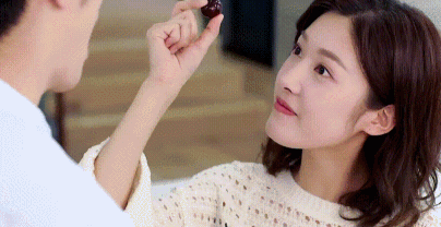 车祸后躺在地上吻，拔掉氧气管还要吻，国产剧花式吻戏智商在哪？