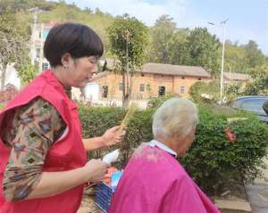 幸福到家(赤壁志愿者与村民共度重阳，留守老人：“幸福到家了”)