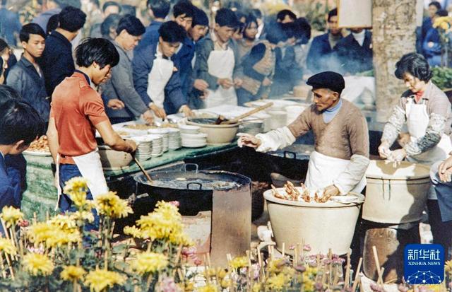 “国社之镜·世纪光影”新华社新闻摄影展丨丰衣足食(下篇)