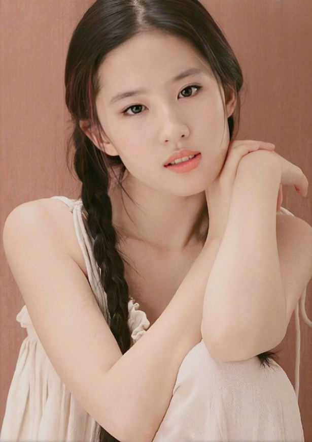 33岁刘亦菲近照曝光！脸部圆润胖出双下巴，皮肤松垮老10岁？