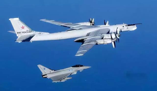 俄军图22坠毁是意外?在美军舰头上撒油玩杂技坠毁,这么爱刺激?