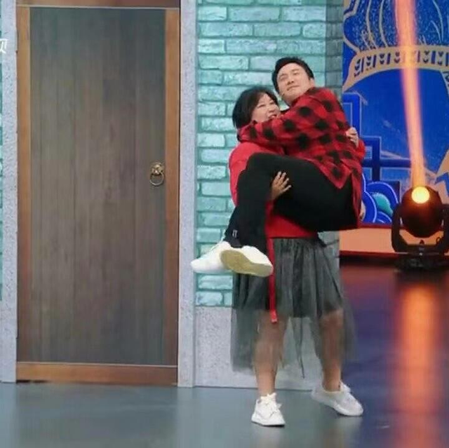 迪丽热巴的教科书式“公主抱”让人折服，也让不少男艺人为之汗颜