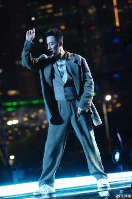 林峰(TVB前当家小生近况曝光陪妻子回江苏老家过年，自曝继续追二胎)