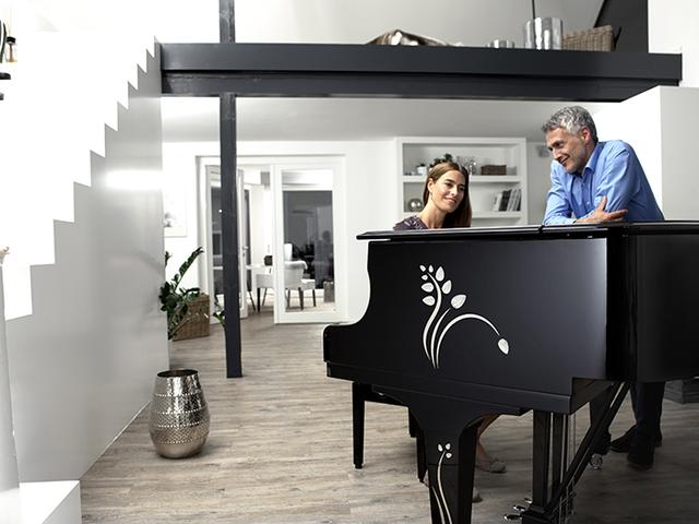 无名小子在厨房里创业做的钢琴 后来成了钢琴代名词