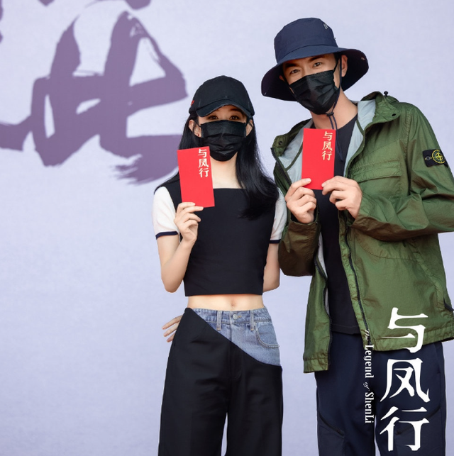 36岁林更新上戏报到被偶遇，拉推车领新书，大长腿超抢镜