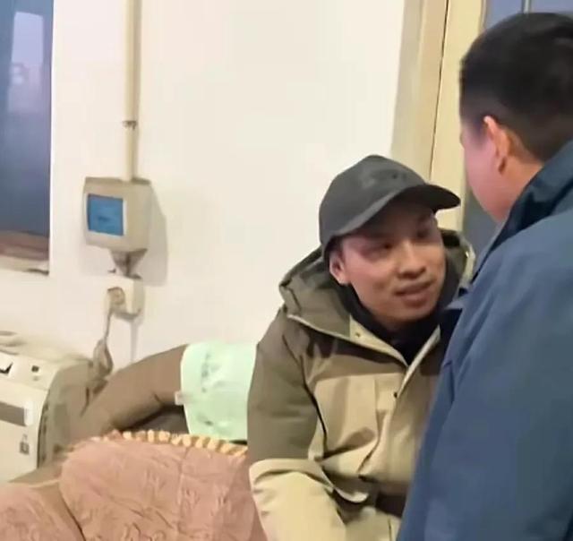 杨洋回安徽老家过年,乡野一隅星光依旧,神秘座驾引猜想