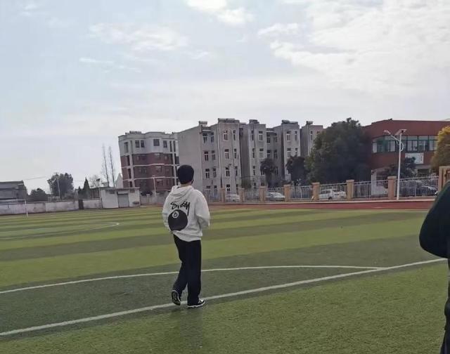 杨洋回安徽老家过年,乡野一隅星光依旧,神秘座驾引猜想