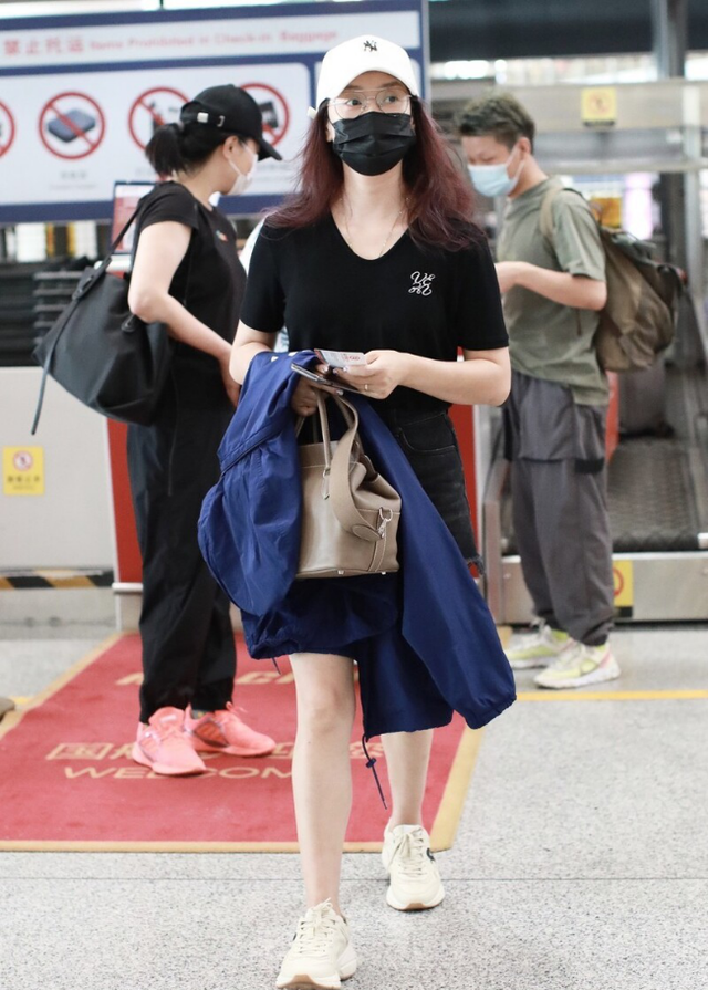 玲花身材原来还挺好，穿“破边”短裤秀长腿，一身黑越看越瘦