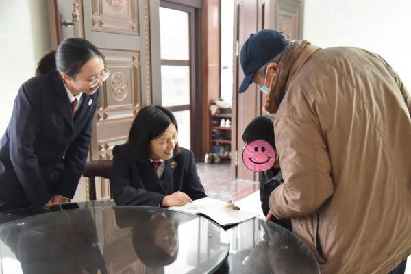 父去世母失踪、被烫伤被寄养……这个孩子现在怎样了？