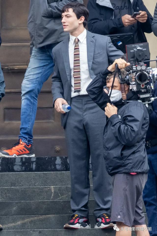 DC电影《闪电侠》开拍！超女造型被吐槽，白发蝙蝠侠让粉丝激动了