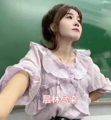 百万网红小贾老师直播带货首秀!一家三口齐上阵,在线人气破8万