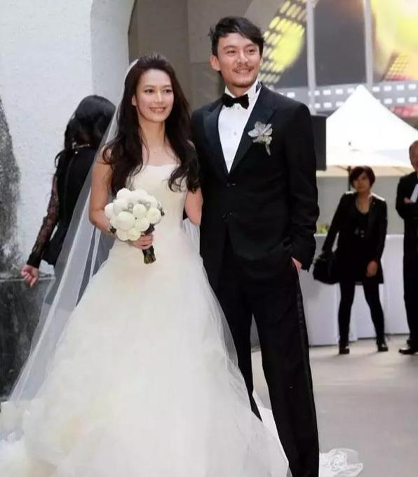 张震舒淇片场忘我激吻，停止后才发现，导演、摄像师已在旁边抽烟