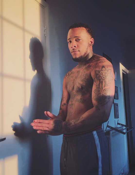 英国双性人网红兼有卵巢和睾丸，花60万再造丁丁，又用卵子生了娃