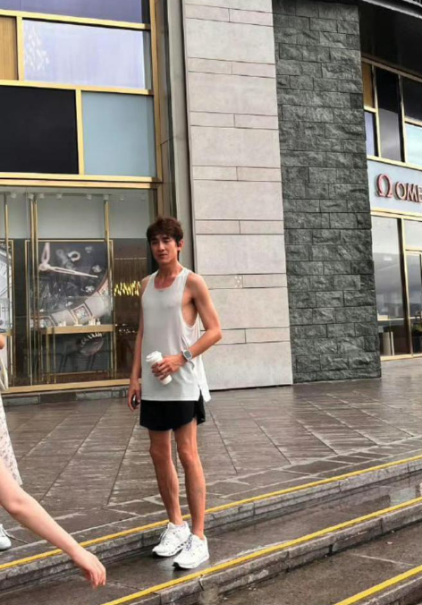 36岁林更新上戏报到被偶遇，拉推车领新书，大长腿超抢镜