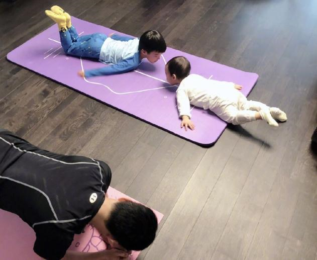 吴京也难逃中年发福？近况穿大裤衩露出肚腩，被指姿态似老大爷