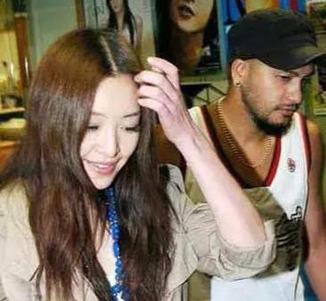 张震舒淇片场忘我激吻，停止后才发现，导演、摄像师已在旁边抽烟