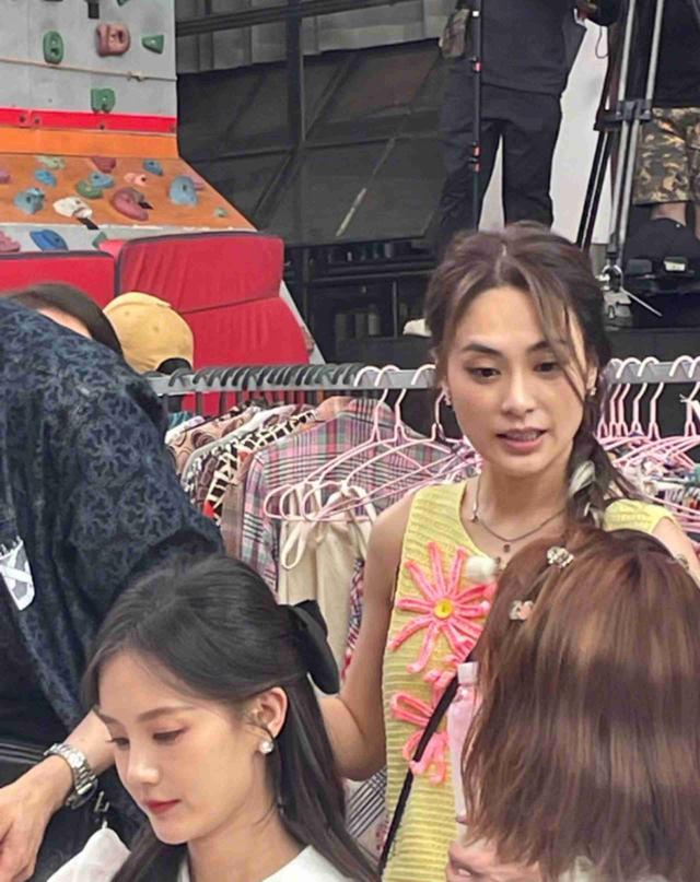 阿娇大理生图曝光，法令纹丝毫不影响她的美，41岁的姐姐照样把人美哭