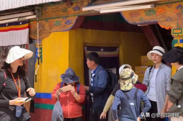 董卿带10岁儿子游布达拉宫,身材纤瘦,手臂黝黑,脸上白皙