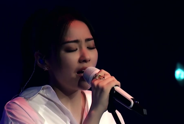 35岁张靓颖晒近照，被嘲发福快隐退，工作室回呛：有多远滚多远