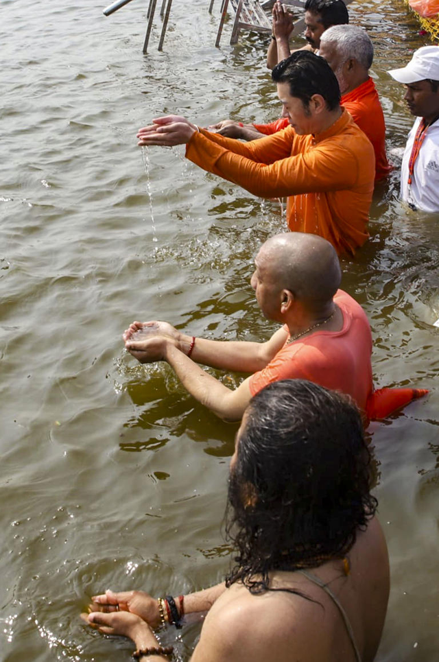 不丹国王在恒河沐浴，虔诚闭眼捧河水，水面呈褐色浑状一言难尽