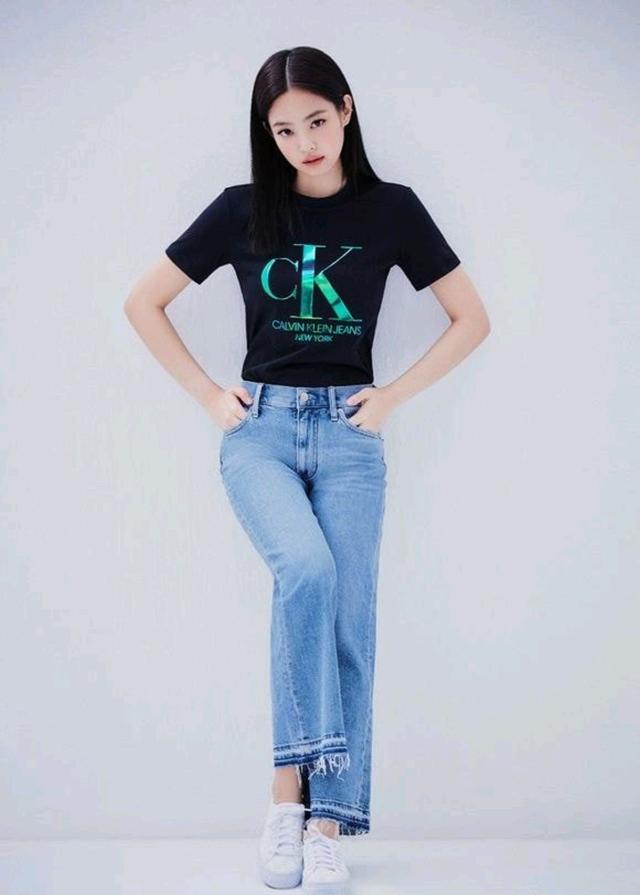 “人间香奈儿”Jennie代言CK，T恤+牛仔裤实在太辣了