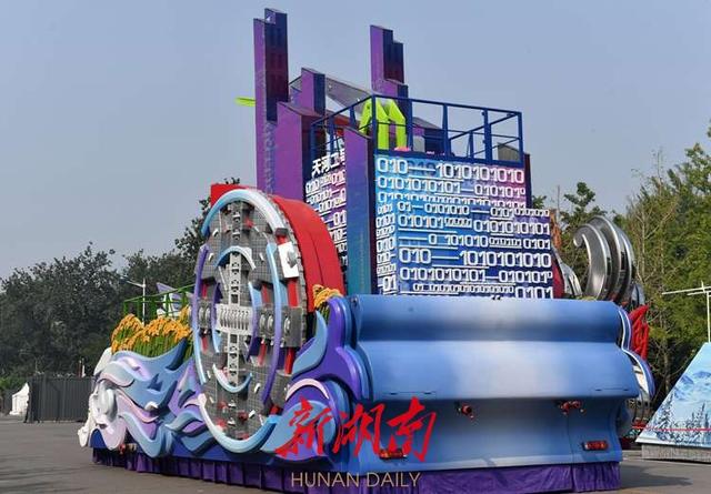 刚刚，湖南彩车通过天安门城楼！揭秘彩车背后的故事