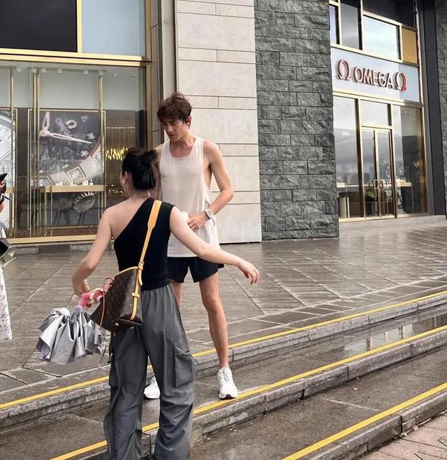 36岁林更新上戏报到被偶遇，拉推车领新书，大长腿超抢镜