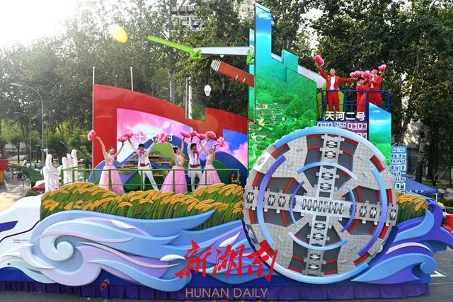 刚刚，湖南彩车通过天安门城楼！揭秘彩车背后的故事