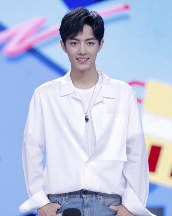 肖战参加《快本》，有谁注意他的“裤腿”？网友不觉得热吗？