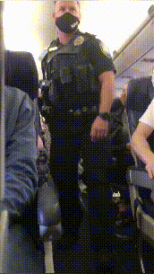 美国一航班爆发斗殴：空姐被女乘客打掉2颗牙 坐轮椅下飞机